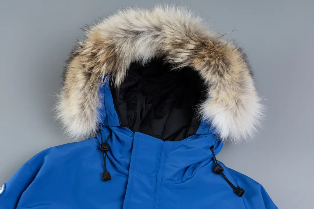P820 (Top wolf fur version delivery handbag) Canada Goose Canada Goose #Expedition expedition parka classic down jacket ➖ Imported 21-count polyester-cotton blended original fabric [last year’s 16-count/18-count hard fabrics have been completely eliminated, this year all use 21-count genuine synchronous fabrics, the soft mid-band feels delicate and textured], genuine synchronous Feather-Light 10D waterproof coated fabric, made of 84.5% polyester fiber and 15.5% cotton, 100% the best feel in the entire network! ➖ The genuine official website uses the national standard 80 white duck down, and will never be misled by false claims such as 90 down or goose down! ➖ Using the best nylon lining with double double-layer sealing design, velvet-proof No. 7 needle + grid-filled down ready-made garments, there is 100% no so-called velvet running! ➖ The cuffs are designed with thickened seamless threads, and the collar and pockets are lined with top-quality polar fleece to keep you warm and comfortable! ➖ Yoshida YKK provides original custom-made electroplated sliders. YKK two-way lockable zippers are tight and smooth and will not peel off paint! ➖ 3M composite guarantees that the Velcro is the same as the original, durable, and all accessories and hardware are custom-made! ➖ Imported BEHRINGER embroidery machine to customize the 10,000-needle embroidery logo, 98% of which can be reproduced to restore the original logo. You can check and compare on the official website! ➖ The fur collars are all made of large pieces of Western Canadian blue wolf hide, ensuring that each fur collar is 13-15cm wide!